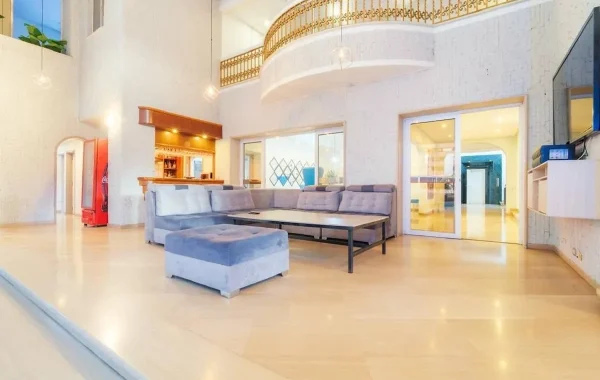 pablo-escobar-penthouse-medellin-living-room (5)